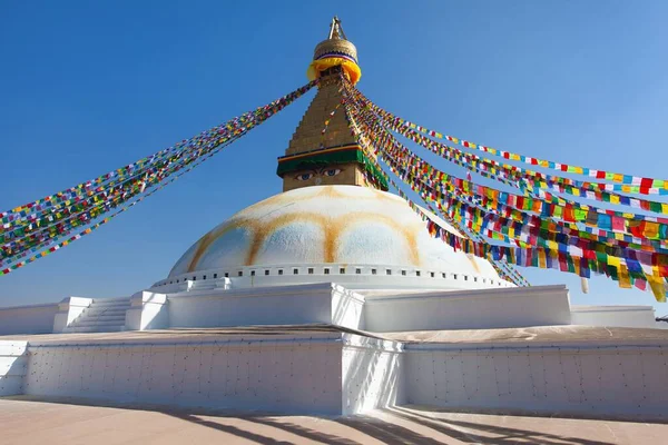 ネパール最大の仏教の仏塔 カトマンズ市内最大の仏教の仏塔 祈りの旗を持つ仏 菩提またはブダナートストゥーパ — ストック写真