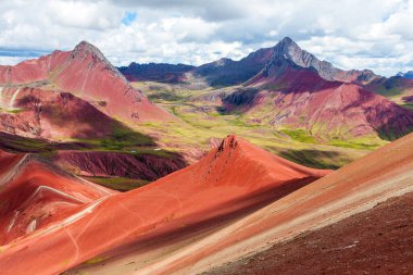 Peru 'daki Gökkuşağı Dağı veya Vinicunca Montana de Siete Renkleri ve güzel gökyüzü, Cuzco ya da Cusco bölgesi, Peru And Dağları, panoramik manzara