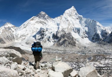Panoramik dağ herhangi bir zamanda Kala Patthar gelen turist ile Everest ana kampı, Sagarmatha Milli Parkı, Khumbu Vadisi - Nepal giderken