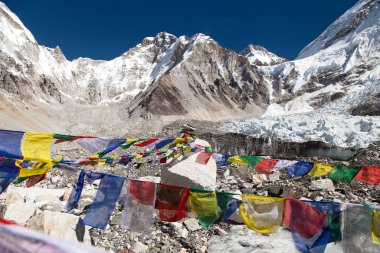 Everest Dağı ana kampı, çadırlar ve dua bayrakları, sagarmatha milli parkı, Khumbu vadisi, solukhumbu, Nepal Himalayaları dağları.