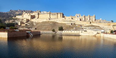 Jaipur şehri ve göl yakınlarındaki Amber kalesi ve sarayı, Rajasthan, Hindistan, panoramik manzara