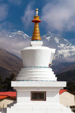 Khumbu vadisindeki en iyi Budist manastırı olan Everest Dağı, Lhotse ile Tengboche Manastırı, Sagarmatha Ulusal Parkı, Khumbu Vadisi, Nepal Budizmi Himalayaları 'ndaki Everest ana kampına yürür.