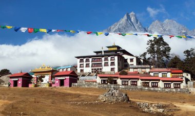 Tengboche Manastırı ve dua bayrakları, Khumbu vadisinin en iyi manastırı, Everest ana kampı, Sagarmatha ulusal parkı, Solukhumbu, Nepal Himalayalar