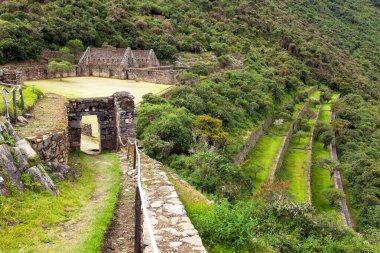 Choquequirao, Peru 'daki en iyi İnka harabelerinden biri. Machu Picchu yakınlarında Choquequirao İnka yürüyüş yolu. Peru 'daki Cuzco bölgesi 