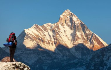 Hintli Himalayalar 'ın en iyi dağlarından biri olan Nanda Devi Dağı, Joshimath Auli' den turist Uttarakhand, Hindistan, akşam gün batımı manzaralı. 