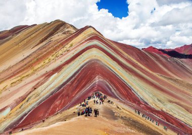 Peru 'daki Gökkuşağı Dağı veya Vinicunca Montana de Siete Renkleri ve güzel gökyüzü, Cuzco ya da Cusco bölgesi, Peru And Dağları, panoramik manzara
