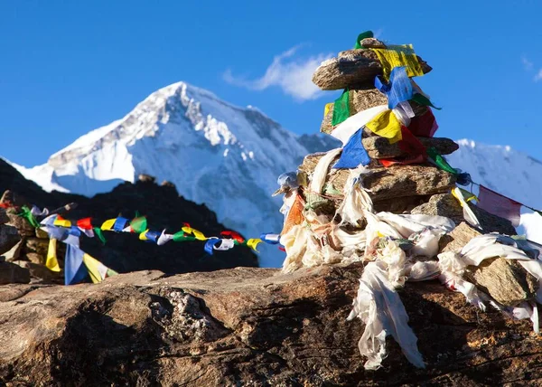 Stone Pyramid Stone Man Prayer Flags Mount Cho Oyu View — Stock Photo, Image