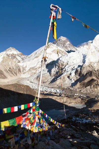 珠穆朗玛峰的晚景 从喀拉帕塔尔山到尼泊尔喜马拉雅山珠穆朗玛峰大本营 带着佛教祈祷旗和蓝天 — 图库照片