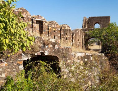 Bundi kasabasındaki Taragarh kalesinin üst kısımlarının ayrıntıları, Hindistan, Rajasthan 'daki tipik ortaçağ kalesi.