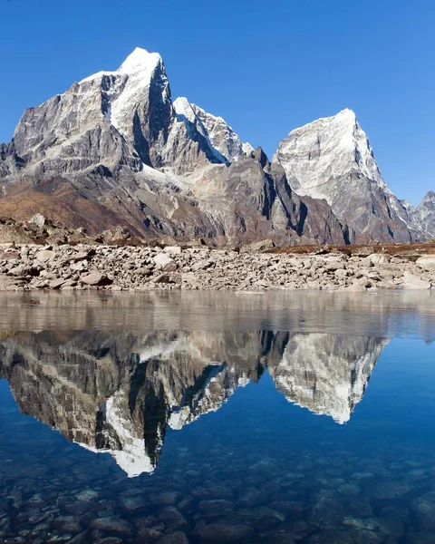 Monte Tabuche Peak Rispecchiando Piccolo Lago Montagna Nepal Himalaya Montagne — Foto Stock