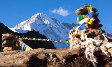 taş piramit ya da taş adam ve duacı bayraklar Gokyo tepesinden, Everest bölgesinden, Sagarmatha ulusal parkından, Khumbu vadisinden, Nepal Himalayas dağlarından Cho Oyu manzaralı bayraklar