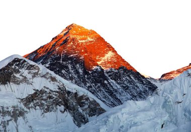 Everest Dağı, beyaz gökyüzü arka planında izole edilmiş, akşam manzaralı Kala Patthar Dağı, Sagarmatha Ulusal Parkı, Khumbu Walley, Solukhumbu, Nepal Himalays Dağları