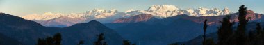 Chaukhamba, Himalaya dağının sabah panoramik manzarası, Hint Himalayalarının panoramik manzarası, büyük Himalaya sıradağları, Uttarakhand Hindistan 