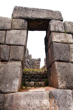 Taş kapı. Sacsayhuaman, Cusco veya Cuzco 'daki İnka harabelerinin manzarası, Peru