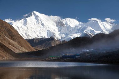 Cho Oyu Dağı ve Gokyo Gölü ya da Dudh Pokhari Dağı manzarası, üç geçiş yolu ve Cho Oyu ana kamp yürüyüşü, Sagarmatha ulusal parkı, Khumbu vadisi, Nepal Himalayaları dağları