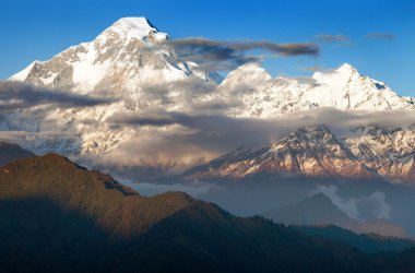 mount dhaulagiri - nepal'ın panoramik manzarasını akşam