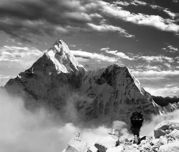 Bela vista de Ama Dablam com nuvens turísticas e bonitas - Parque Nacional de Sagarmatha - Vale do Khumbu - Trek to Everest base camp - Nepal — Fotografia de Stock