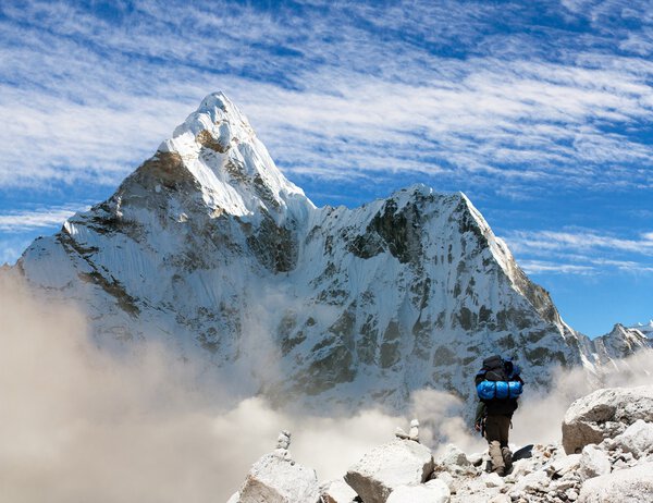 Вид на Ама-Даблам с туристическими и красивыми облаками - национальный парк Сагарматха - Хумбу фон - Поход в базовый лагерь Эверест - Непал
