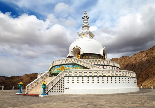 Hoog shanti stoepa in de buurt van leh - jammu en Kasjmir - ladakh - india — Stockfoto