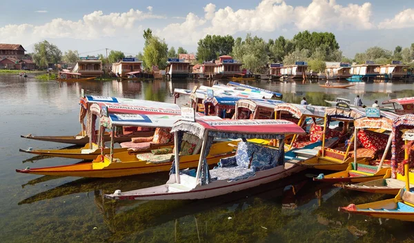 Shikara boten op dal meer met woonboten in srinagar - shikara is een kleine boot gebruikt voor het vervoer in het dal meer — Stockfoto