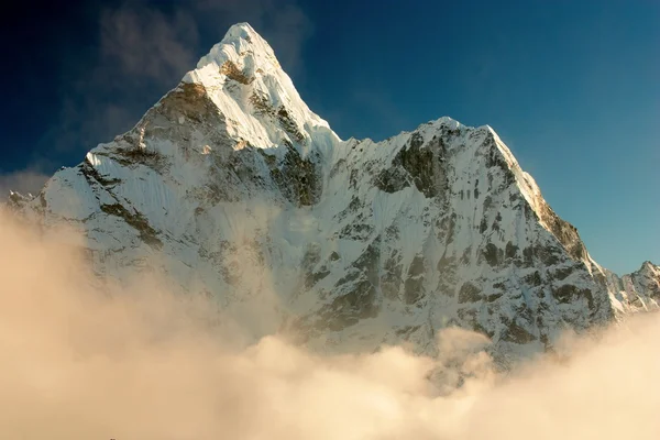 Vista serale di Ama Dablam con bella nuvola — Foto Stock