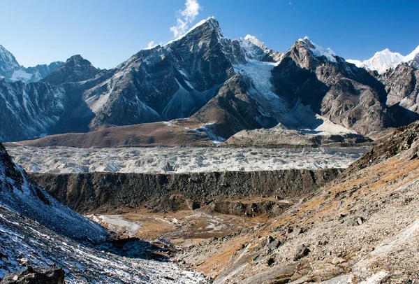 Glaciar Khumbu y pico de lobuche desde Kongma la pass - Caminata al campamento base del Everest - Nepal — Foto de Stock