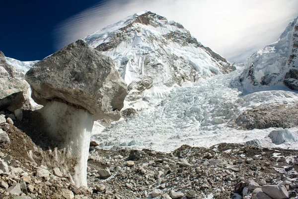 Bizarrer Pilz auf einem Gletscher auf dem Weg zum ewigsten Basislager - Khumbu-Gletscher - Nepal — Stockfoto
