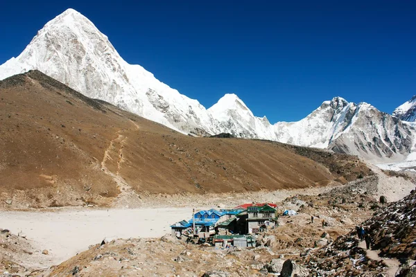 Gorak shep byn och kala patthar synvinkel på everest, pumo ri och nuptse - nepal — Stockfoto