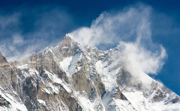 Top de Lhotse y Nuptse con viento y nubes de nieve en la parte superior — Foto de Stock