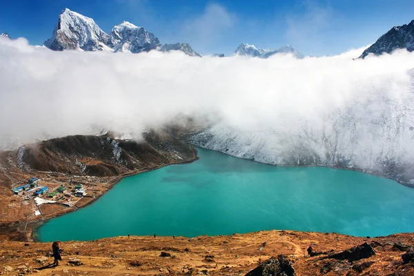 Dudh pokhari lake, gokyo, Arakam tse peak and chola tse peak - nepal — Stock Photo, Image