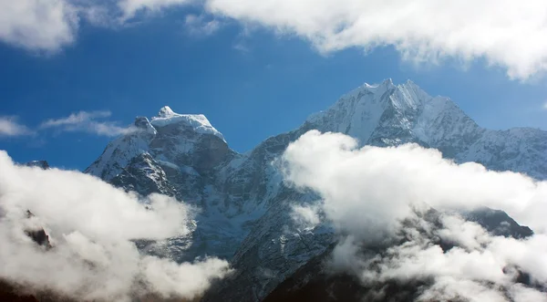 Kangtega and Thamserku - beautiful mounts above the Namche Bazar on the way to Everest Base Camp - Nepal — Stock Photo, Image