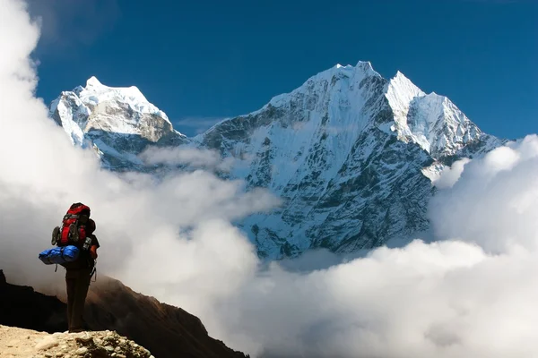 Kangtega y Thamserku con turista - hermosas monturas sobre el Namche Bazar en el camino al campamento base del Everest - Nepal — Foto de Stock