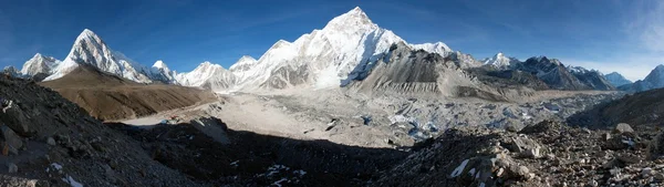 Vesnice gorak shep, pumo ri, nuptse a kala patthar pohledu na cestě k everest základní tábor - Nepál — Stock fotografie