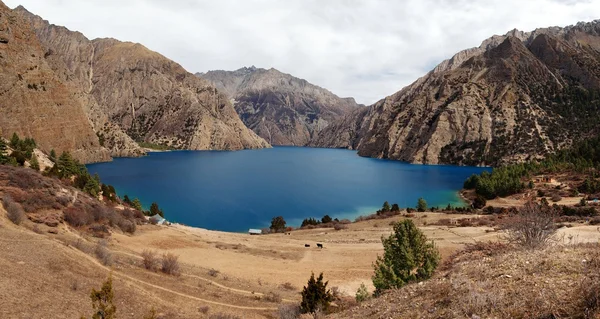 Lago Phoksundo Tal ou Ringmo - Parque Nacional Shey Phoksundo - Dolpo - Oeste do Nepal — Fotografia de Stock