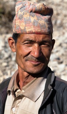 Nepal adamın kafasına tipik Nepalce şapka ile