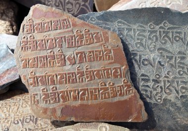 Mani duvar ve taş Budist sembolleri 