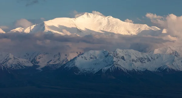 Evening view of Lenin Peak from Alay range — Stock Photo, Image