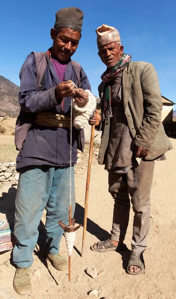 Nepalês que faz lã pelo método primitivo — Fotografia de Stock