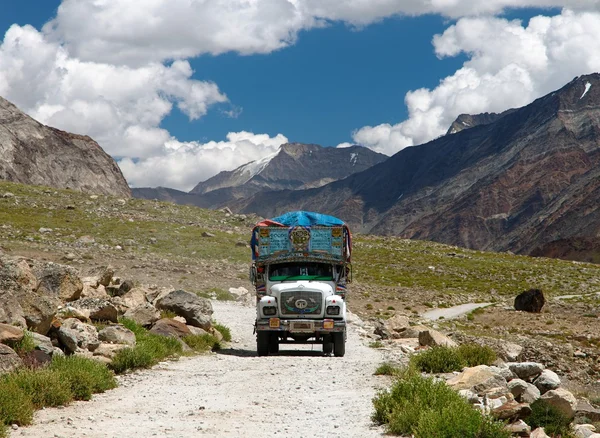 Färgglada lastbil i indiska Himalaya — Stock fotografie