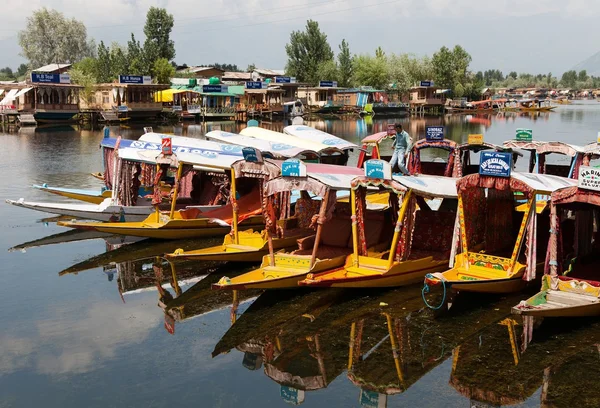 Shikara boten op dal meer met woonboten — Stockfoto