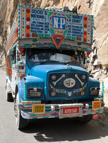 Colorful truck in Indian Himalayas — Stock Photo, Image