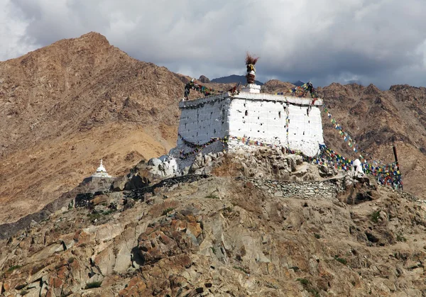 Stoepa met gebed vlaggen - leh - ladakh — Stockfoto