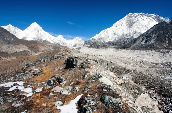 Khumbu-Tal, khumbu-Gletscher und pumo ri-Gipfel — Stockfoto
