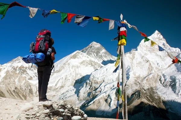 Vista do Everest com bandeiras de oração turística e budista — Fotografia de Stock