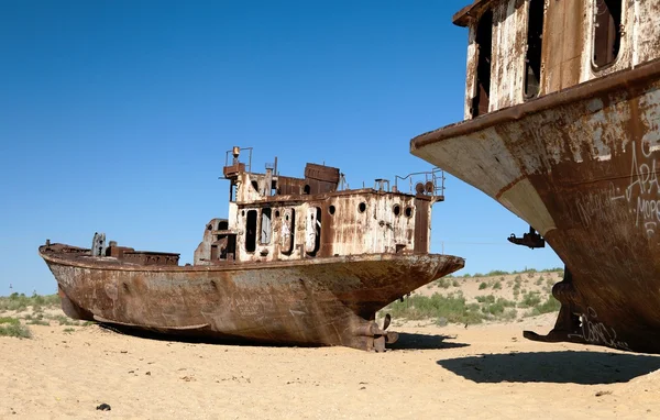 砂漠 - aral の海でボート — ストック写真