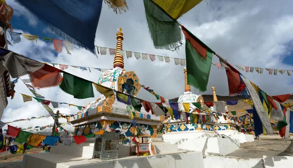 Bandeiras de oração com estupas - Kunzum La pass - Himachal Pradesh - Índia — Fotografia de Stock