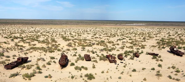 Boats in desert - Aral sea — Stock Photo, Image