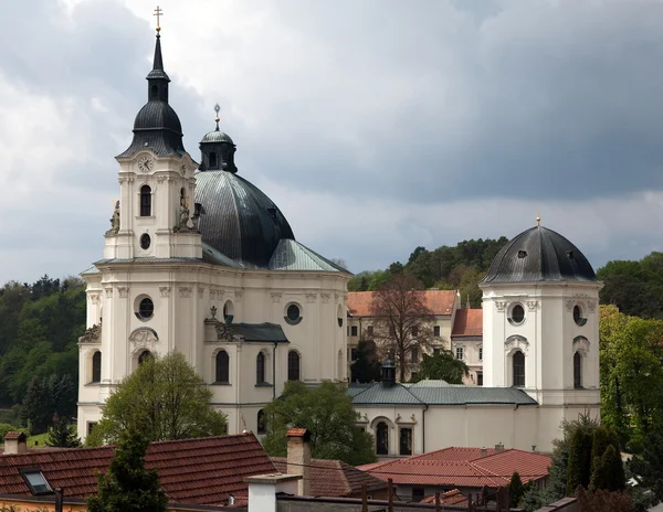 Chiesa e monastero di pellegrinaggio a Krtiny — Foto Stock