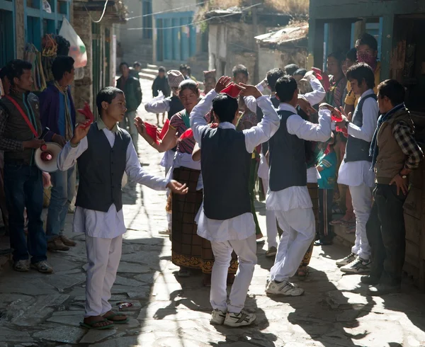 Folkloristische festival in dunai dorp - nepal — Stockfoto