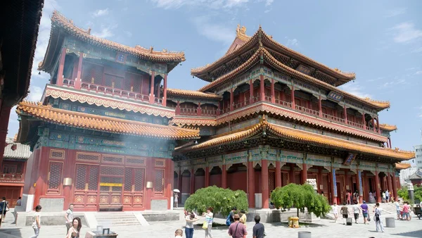 Turistas caminando por el Templo Yonghegong Lama —  Fotos de Stock